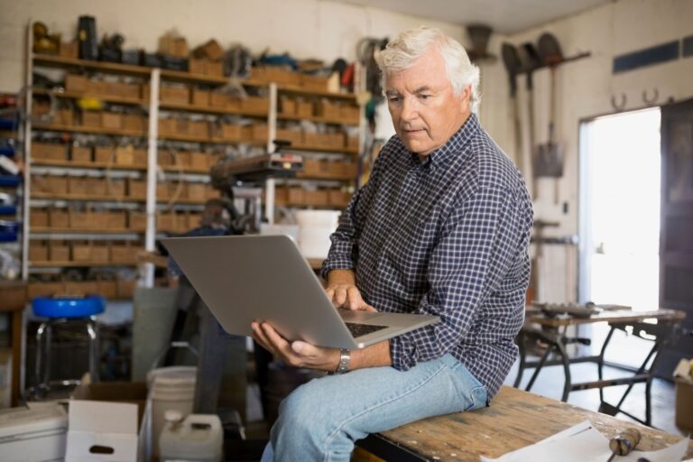 Ilustracni senior v praci shutterstock