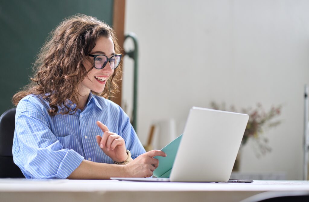 Young,business,woman,hr,manager,coach,looking,at,laptop,talking