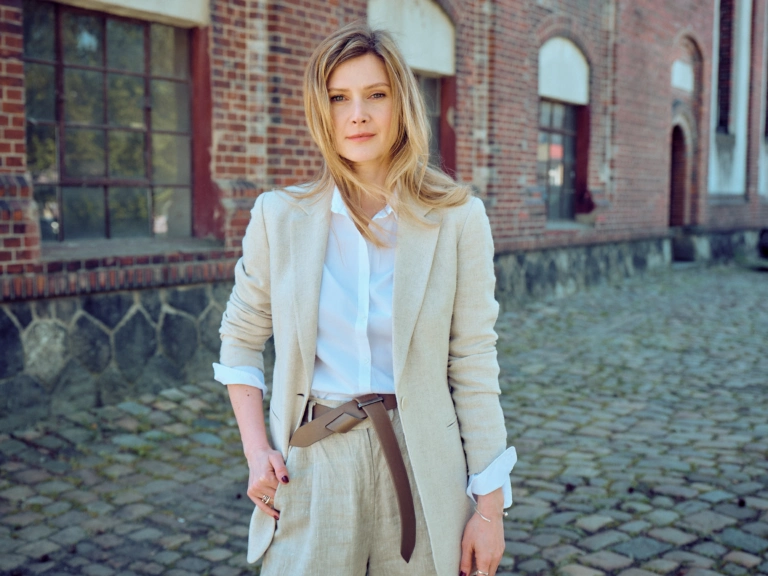 Anna Štrébl, Ceo Confirmo