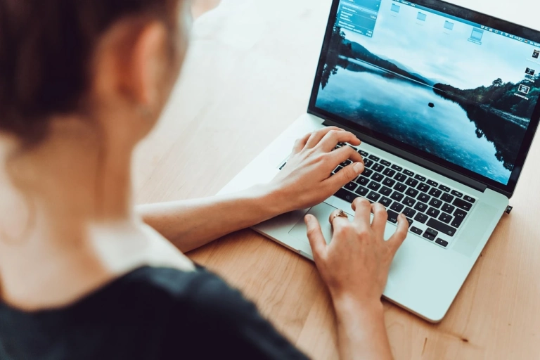 domácí kancelář, podnikání, počítač, přenosný počítač, pracoviště, obrazovka, práce, návrhář, kancelář, macbook, pracovní stůl, tvůrčí, zaměstnanci, profesionální, zapsat, žena, ženský, klávesnice, digitální, domácí práce, tajemník, office zaměstnanec, úředník, asistent, úředník, úředník, úředník, úředník, úředník, asistent, asistent, asistent